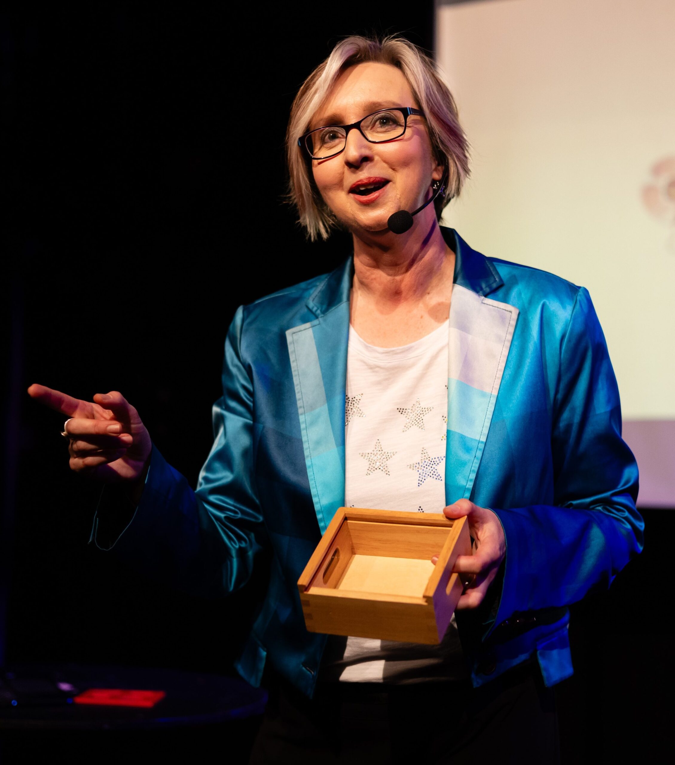 nicola-brown-clinical-psychologist-comedian-on-stage-blue-satin-blazer
